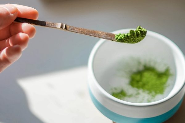 استفاده از قاشق چاشاکو برای رسیدن به یک فنجان ماچای بی‌نقص